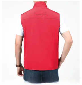 Vue arrière d'un gilet d'extérieur rouge à séchage rapide pour hommes avec col montant
