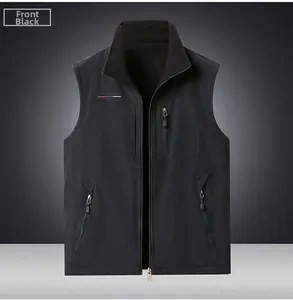 Détail du gilet polaire noir avec col montant, poches zippées et lettrage sur poitrine