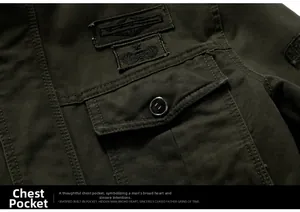 Detalle de chaqueta de trabajo verde militar con bolsillos cargo y bordado táctico