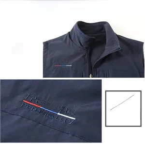 Vue détaillée du gilet bleu marine montrant la structure du col et la broderie du logo