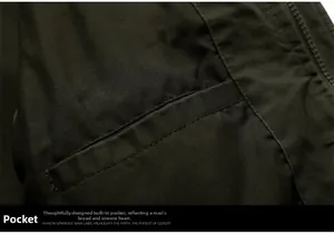 Detalle de chaqueta militar de algodón con bolsillo interior y cremallera metálica