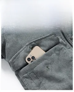Detail der grauen Cordjacke mit versteckter Tasche, Metallknopf und feiner Texturierung