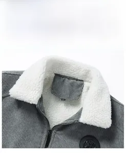 Detail einer grauen Cordjacke mit weichem weißem Fleecekragen und Top-Abzeichen