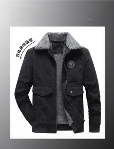 Detail der Herren-Cordjacke mit grauem Lammfellkragen und Reißverschluss-Öffnung