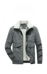 Detailansicht der grauen Herren-Cordjacke mit weißem Fleecefutter und Brustabzeichen