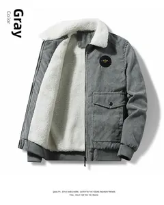 Detail der grauen Cordjacke mit weißem Lammfellfutter und TOP-Aufnäher-Details