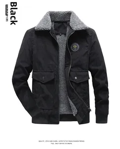 Detail der schwarzen Cordjacke mit grauem Fleece-Kragen und warmem Innenfutter