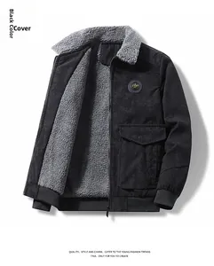 Detail der schwarzen Cordjacke mit dickem grauen Sherpa-Futter und TOP-Logo-Patch