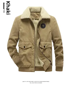 Detail der kamelbraunen Cordjacke mit warmem Lammfellkragen und Metallreißverschluss