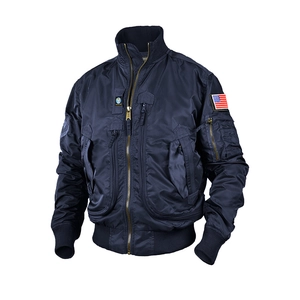 Détail d'un blouson aviateur bleu marine avec poches tactiques et écusson drapeau USA