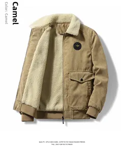 Detailansicht der camel Cordjacke mit warmem weißem Sherpa-Futter und Top-Aufnäher-Applikation