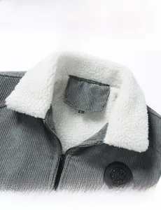 Detail der dunkelgrauen Cordjacke mit warmem Lammwollkragen und Metallreißverschluss