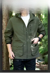 Detail der armygrünen Outdoor-Kapuzenjacke mit mehreren Taschen und Klettbündchen