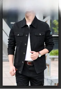 Detail der Herren Jeansjacke in Schwarz mit Brusttaschen und kleinem Logo am Ärmel