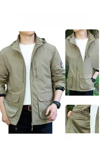 Detailansicht der khakifarbenen Taktikjacke mit Stehkragen und praktischem Mehrpockendesign