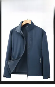 Détails de la veste polaire bleu foncé avec doublure grise et poches zippées