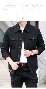 Detail einer schwarzen Denim-Utility-Jacke mit doppelten Brusttaschen und Ärmelaufnäher