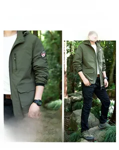 Detail der armee-grünen Outdoorjacke mit Kapuze, Ärmelabzeichen und praktischen Zipptaschen
