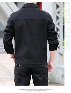 Rückansicht einer schwarzen taktischen Outdoor-Jacke mit Metallschnallen in einer Straßenszene