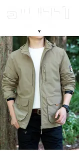 Detailansicht der Khaki Outdoor-Jacke mit Kapuze, mehreren Taschen und wasserdichtem Stoff