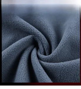 Détail en gros plan d'un tissu polaire bleu marine épais avec texture anti-boulochage