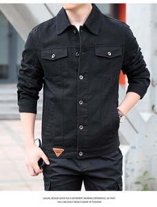 Detail der schwarzen Herren-Utility-Jacke mit klassischem Kragen und Metallknöpfen