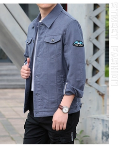 Detail der blaugrauen Jeansjacke mit Free Spirit-Stickerei und Taschen im Workwear-Stil
