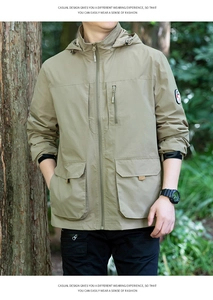 Detail der khakifarbene Outdoor-Kapuzenjacke mit mehreren Taschen und winddichtem Stoff