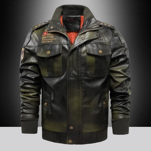 Giacca da uomo oversize in ecopelle militare con rivetti a stella e toppe army