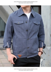 Detail der graublauen Jeansjacke mit gestreiften Ärmeln und Lederetikett am Saum