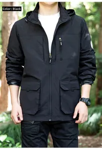 Details der schwarzen Outdoor-Jacke mit mehreren Taschen und robustem Reißverschluss