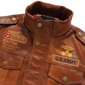 Giacca vintage in pelle PU marrone con patch militari e ricami a stella sulle spalle