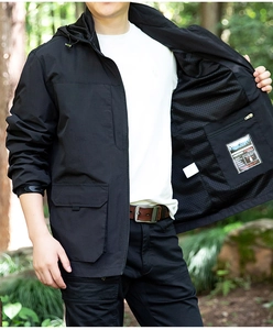 Detail der wasserdichten Outdoor-Jacke mit atmungsaktivem Netzfutter und Reißverschlussfach