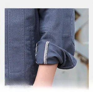 Details der dunkelblauen Jeansjackenmanschette mit feinen Nähten und Streifenfutter