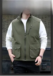 Détail de la veste d'extérieur réversible vert olive avec grandes poches à rabat et zip