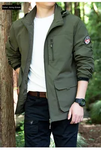 Detail der armygrünen Outdoor-Jacke mit taktischen Taschen und Klettverschluss am Ärmel
