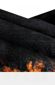 Dettaglio ravvicinato della spessa fodera in pile nero per il massimo calore invernale
