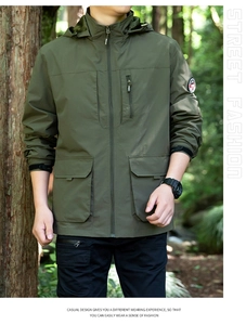 Detailaufnahme der militärgrünen Outdoor Kapuzenjacke mit mehreren taktischen Taschen