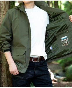 Detail der armee-grünen Outdoor-Jacke mit atmungsaktivem Netzfutter und Innentasche