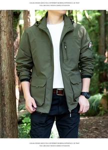 Details der armee-grünen Outdoor-Jacke mit Brust-Reißverschlusstasche und Klapptasche