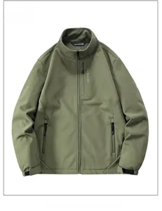 Détail d'une veste d'extérieur pour homme vert armée avec poches zippées et poignets réglables