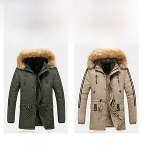 Dettaglio della coulisse regolabile in vita e del cappuccio in pelliccia sintetica del parka