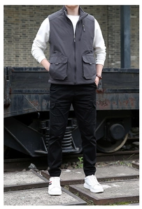 Gilet de plein air gris foncé multi-poches avec pantalon cargo noir au style industriel