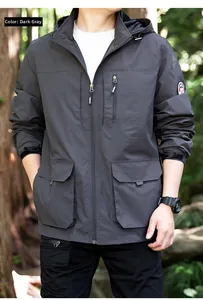 Detail der wasserdichten dunkelgrauen Kapuzenjacke mit Multi-Taschen und Klettverschluss