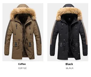Dettaglio dei parka invernali in caffè e nero con cappuccio in pelliccia e polsini a righe