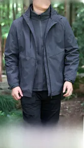 Détail de la veste outdoor homme 3-en-1 avec doublure polaire amovible gris anthracite