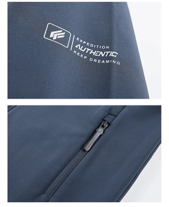 Détail de la veste polaire bleu foncé avec imprimé Expedition et zip Free Spirit
