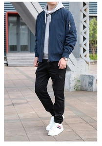 Vue détaillée du blouson aviateur bleu marine avec poches et sweat à capuche gris