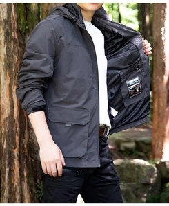 Detail der Outdoor-Kapuzenjacke mit Mesh-Futter, Innentasche und dem Markenetikett