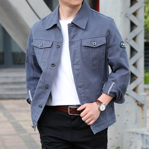 Herren Outdoor Jeansjacke in Graublau mit Umlegekragen und Free Spirit Aufnäher